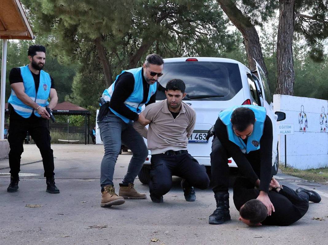 Yerli Lara Croft, karanlıkta hedefi 12'den vuruyor! Polis eğitmeni Nisa Aydın'ın müdahale teknikleri nefesleri kesiyor 31